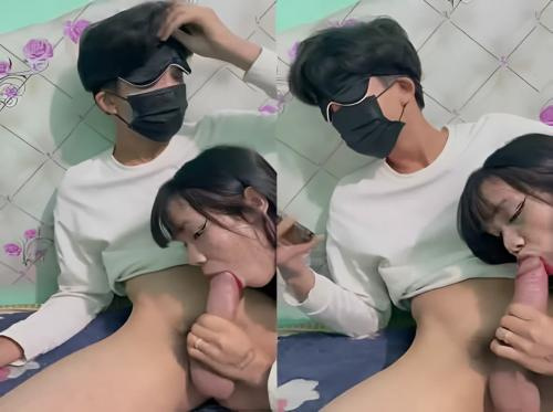 Pacar yang beruntung menikmati ayam besar Thuong Den......