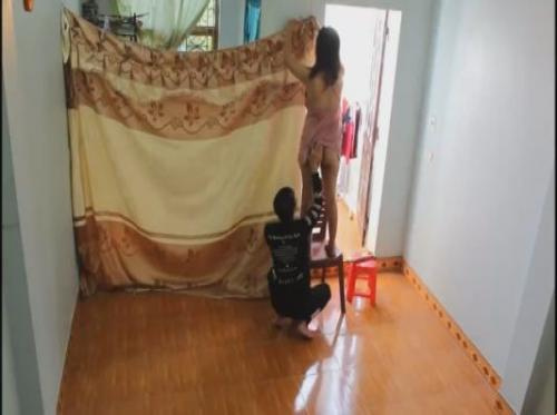 Saat bekerja, dia terus meniduri vagina istrinya
