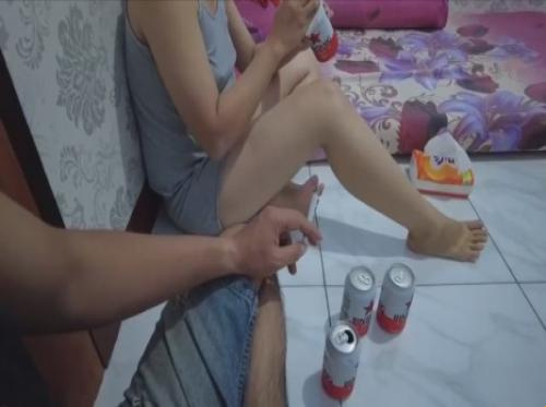 Minum bir dengan tetanggaku yang terangsang