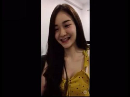 Gadis cantik melakukan masturbasi untuk pertama kalinya
