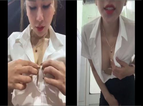 Saya memasukkan sextoy ke dalam vagina saya sambil minum dan saya melakukan masturbasi di toilet