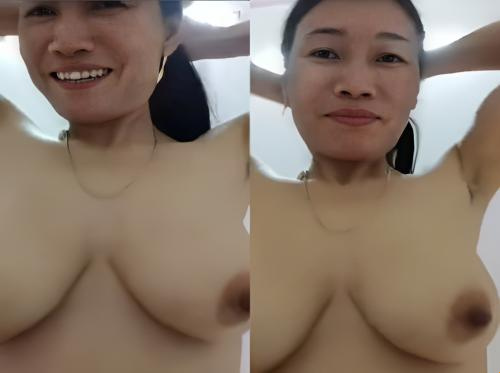 Gadis pesawat itu dengan lembut naik....