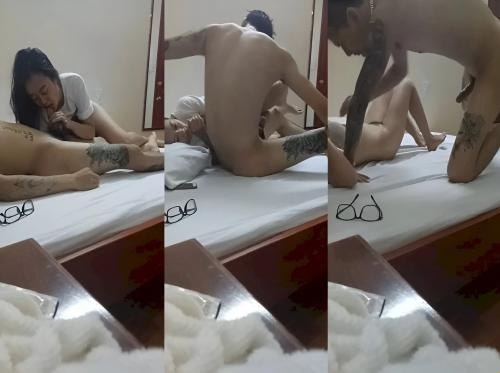 Pemuda bertato itu sukses menutupi tubuhnya dengan selimut